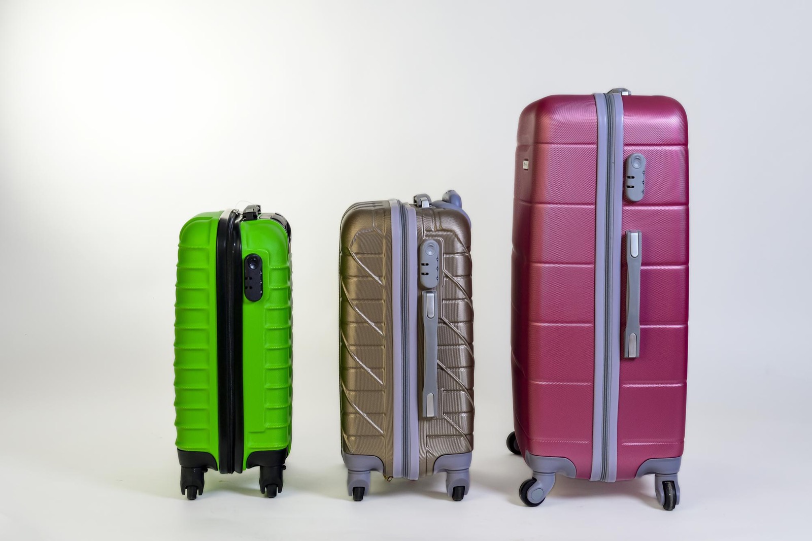 Hardside spinner suitcase set in graduated cabin and checked sizes